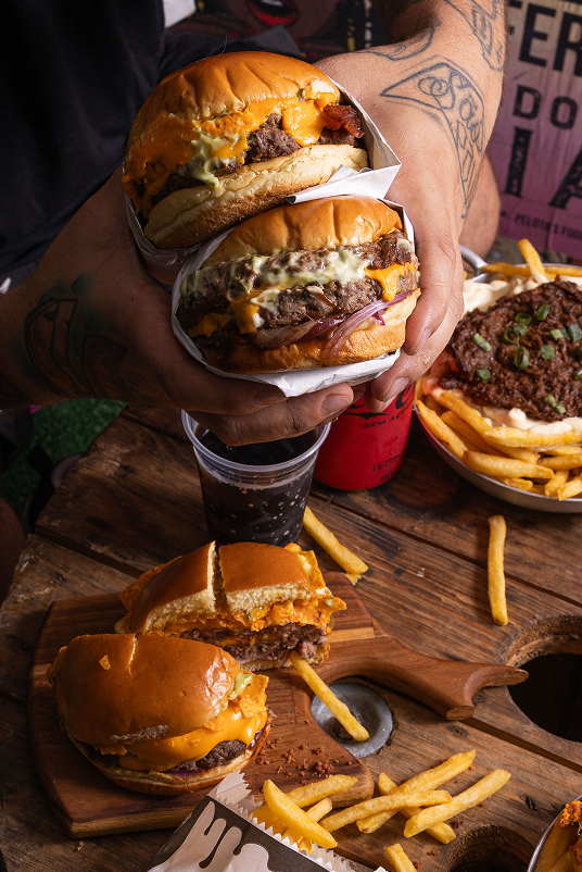 Lanche suculento do Pelotas Burgers