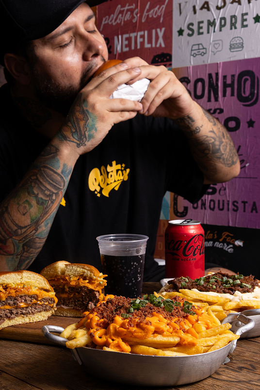 Lanche suculento do Pelotas Burgers