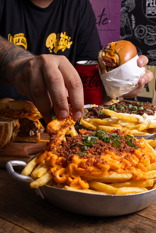 Lanche suculento do Pelotas Burgers