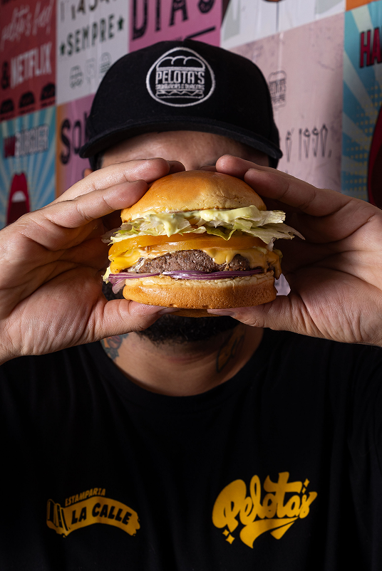 Lanche suculento do Pelotas Burgers