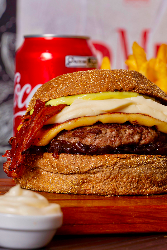 Lanche suculento do Pelotas Burgers