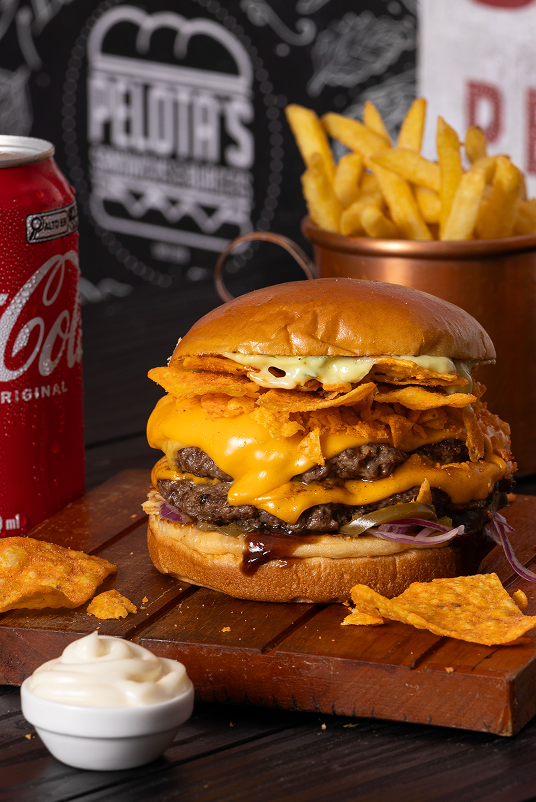 Lanche suculento do Pelotas Burgers