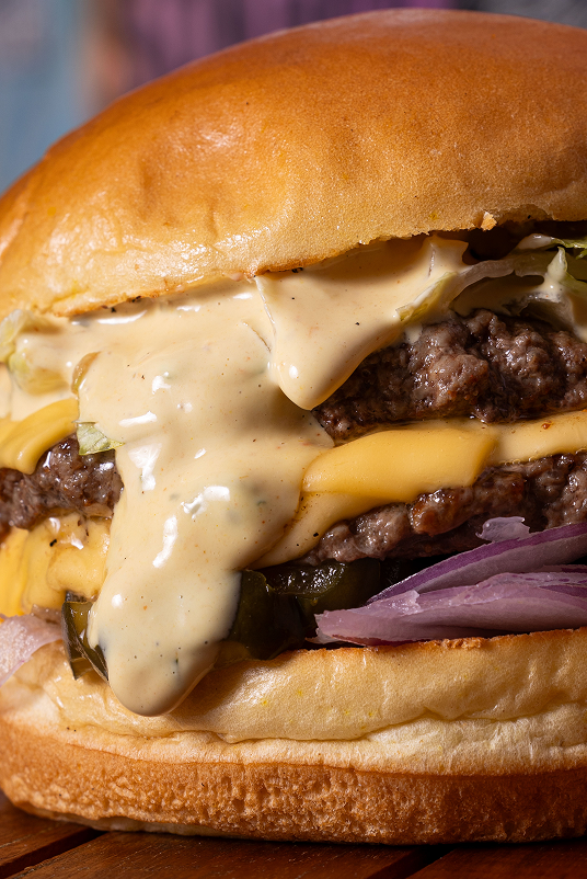 Lanche suculento do Pelotas Burgers